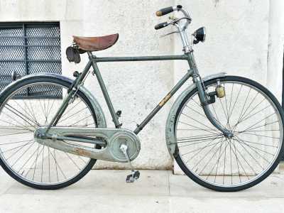 Poi Michele, mostrandoci delle fotografie, ci parla di altre tre biciclette marchiate Bianchi conservate nel suo deposito. C�� la �Scettro� del 1939, una bici estremamente rara perch� si compone di due tonalit� di grigio, all�epoca un colore extra serie a pagamento